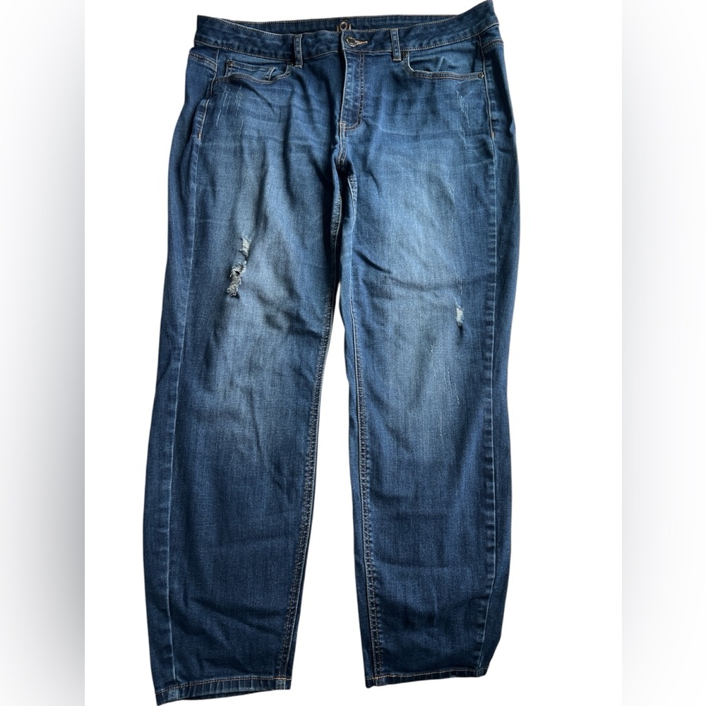 Love & Legend Women’s size 18 Distressed Blue Jeans, slight taper at ankle
D
E